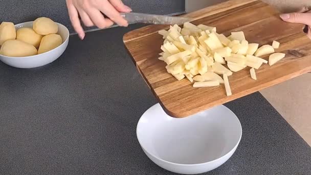 Vrouwenhanden Pellen Rauwe Aardappelen Keuken Koken Tijdens Het Eten — Stockvideo