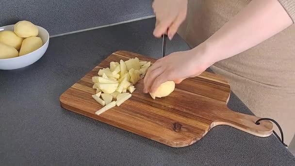 Vrouwenhanden Pellen Rauwe Aardappelen Keuken Koken Tijdens Het Eten — Stockvideo