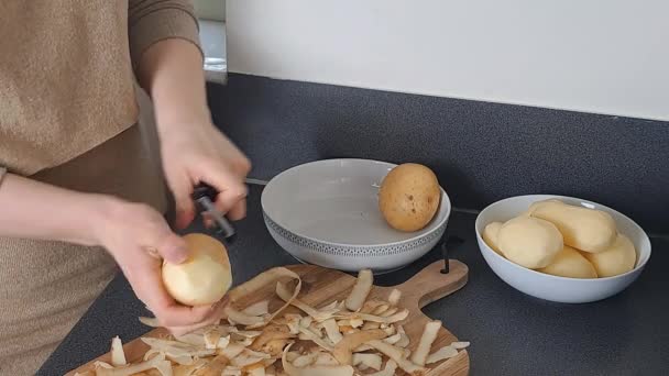 Mains Femme Épluchant Des Pommes Terre Crues Dans Cuisine Dîner — Video