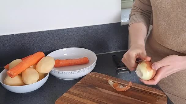 Mãos Mulher Descascando Cebolas Cruas Cozinha Jantar Cozinhar — Vídeo de Stock