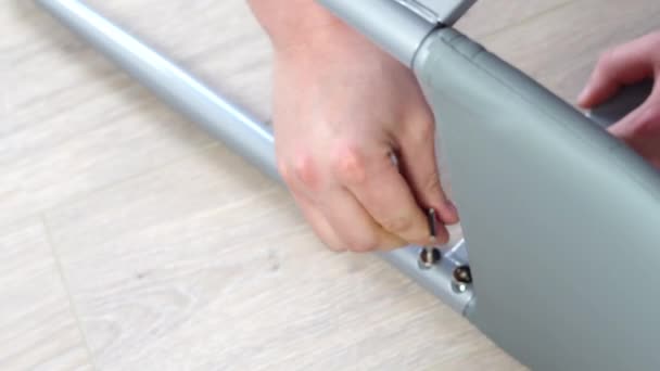 Faz Handyman Montagem Móveis Usando Ferramentas Para Reparação Parafusos Taghten — Vídeo de Stock