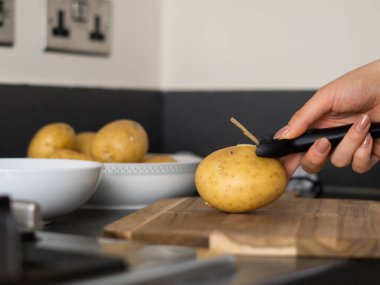 Masadaki ahşap masada kabuğu soyulmuş çiğ patates. Yüksek kalite fotoğraf
