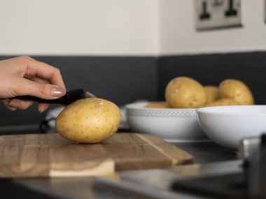 Masadaki ahşap masada kabuğu soyulmuş çiğ patates. Yüksek kalite fotoğraf