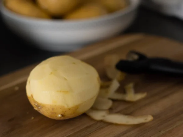 Rohe Kartoffeln Mit Geschälter Schale Auf Dem Holztisch Auf Dem — Stockfoto