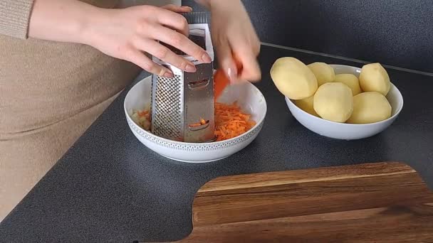 Las Manos Mujer Rallar Zanahorias Rojas Crudas Cocina Preparación Alimentos — Vídeos de Stock