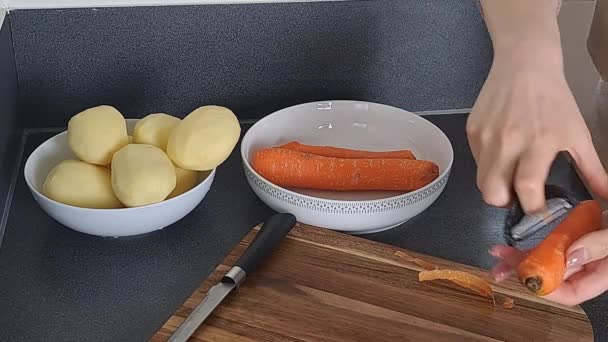厨房里 女人的手在烤红生胡萝卜 — 图库视频影像