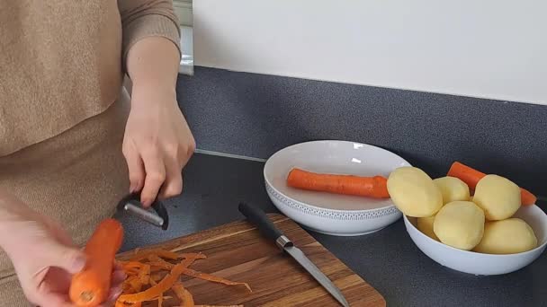 Mãos Mulher Ralando Cenouras Vermelhas Cruas Cozinha Preparação Alimentos — Vídeo de Stock