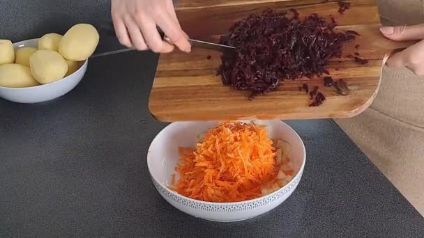 Vrouwenhanden Raspende Rauwe Biet Keuken Koken Tijdens Het Eten — Stockvideo