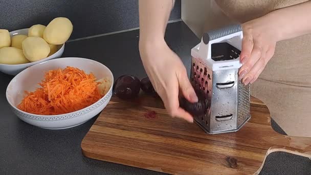Mani Donna Grattugiando Barbabietola Cruda Cucina Cucina Cena — Video Stock