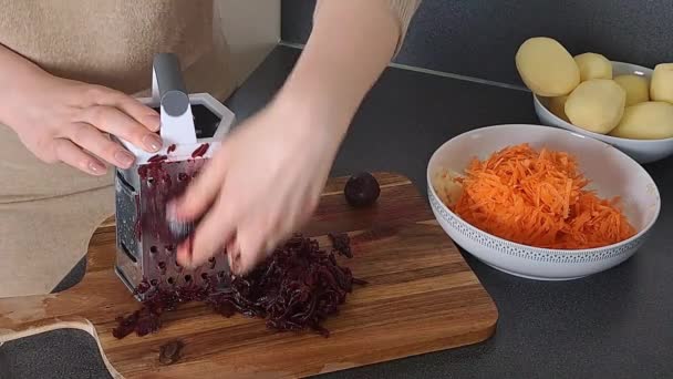 Mãos Mulher Ralando Beterraba Crua Cozinha Jantar Cozinhar — Vídeo de Stock