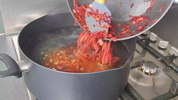 平底锅煤气炉上的乌克兰国菜红色罗宋汤 — 图库视频影像