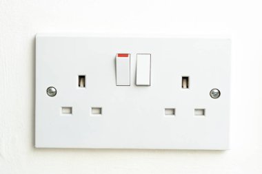 Duvardaki İngiliz prizini kapat, elektrik faturaları.