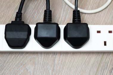 Duvardaki İngiliz prizini kapat, elektrik faturaları.