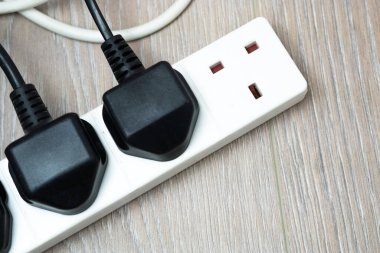 Duvardaki İngiliz prizini kapat, elektrik faturaları.