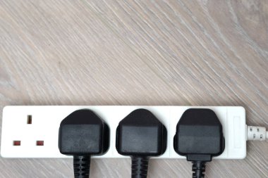 Duvardaki İngiliz prizini kapat, elektrik faturaları.