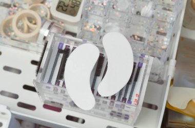 Güzellik salonu, aletler, cımbızlar, yamalar, takma kirpikler için kirpik eklentilerini kapat