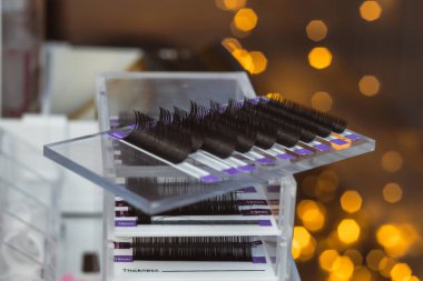 Güzellik salonu, aletler, cımbızlar, yamalar, takma kirpikler için kirpik eklentilerini kapat