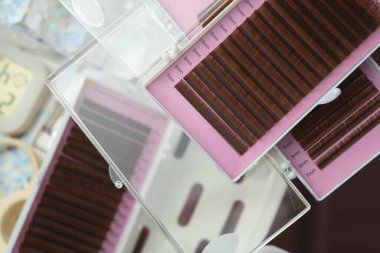 Güzellik salonu, aletler, cımbızlar, yamalar, takma kirpikler için kirpik eklentilerini kapat