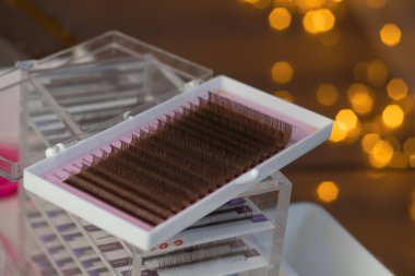 Güzellik salonu, aletler, cımbızlar, yamalar, takma kirpikler için kirpik eklentilerini kapat