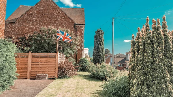 イギリスの国旗が家の近くのイギリスの通りに掲揚されている 高品質の写真 — ストック写真