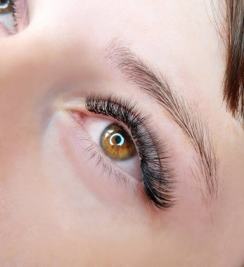 Güzellik salonu makro göz 3D hacmindeki kirpik uzantılarını kapat