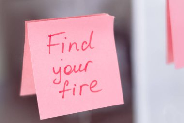 Aynadaki pembe etiket üzerinde ilham verici alıntılar, el yazısı metni.