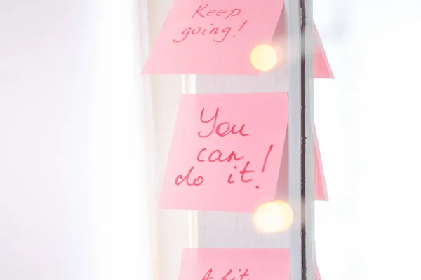 Inspirerende Citaten Roze Sticker Spiegel Handschrift Tekst — Stockfoto