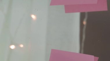 Aynadaki pembe etiket üzerinde ilham verici alıntılar, el yazısı metni.