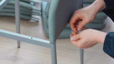 Tamirat için aletler kullanarak mobilya montajı yapan tamirci. cıvataları taghten