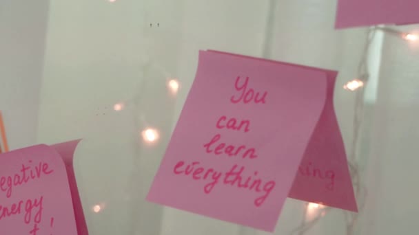 Kutipan Inspirasional Pada Stiker Pink Cermin Teks Tulisan Tangan — Stok Video