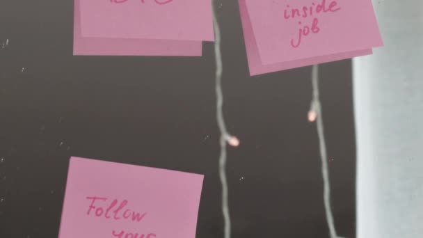 Εμπνευσμένα Αποσπάσματα Ροζ Αυτοκόλλητο Στον Καθρέφτη Χειρόγραφο Κείμενο — Αρχείο Βίντεο