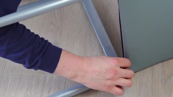 Hantverkare Gör Möbler Montering Med Hjälp Verktyg För Reparation Taghten — Stockvideo
