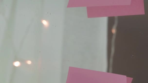 鏡の上のピンクのステッカーや手書きのテキストに — ストック動画