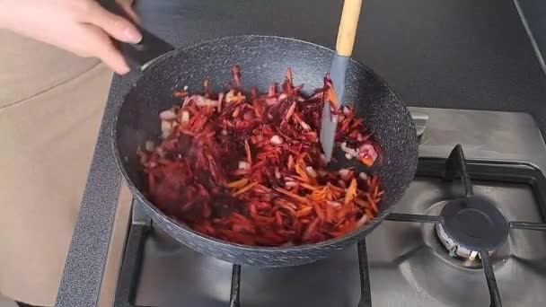 Womans Hands Mixing Roasted Vegetables Frying Pan Onion Beetroot Carrots — Stock Video