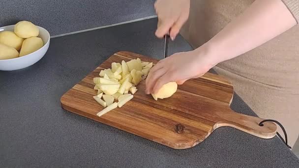 Les Femmes Épluchent Les Pommes Terre Crues Dans Cuisine Cuisinent — Video