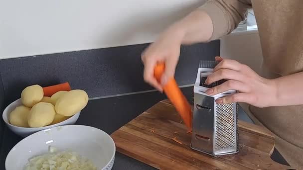 女性の手は台所で赤い生のニンジンをすりおろす 食品の準備 高品質4K映像 — ストック動画