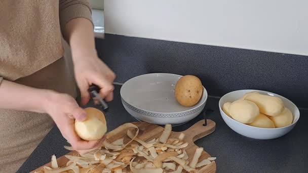 Kadınların Elleri Mutfakta Çiğ Patates Soyar Yemek Pişirir Yüksek Kalite — Stok video