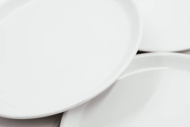 Beyaz arka planda beyaz yuvarlak plaka kopyalama alanı. Yüksek kalite fotoğraf