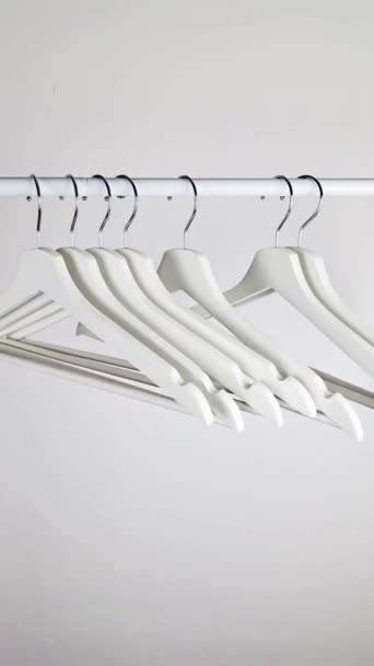 Witte Crossbar Hanger Minimalistische Video Shopping Concept Hoge Kwaliteit Fullhd — Stockvideo