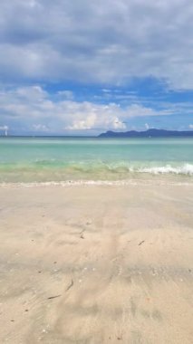 Deniz ve mavi gökyüzü, deniz manzarası, tatil konsepti. Yüksek kalite 4k görüntü