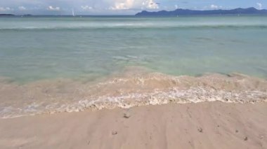 Deniz ve mavi gökyüzü, deniz manzarası, tatil konsepti. Yüksek kalite 4k görüntü