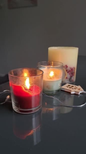 Großaufnahme Brennender Kerzen Auf Dem Tisch Gemütlichen Zuhause Hochwertiges Fullhd — Stockvideo