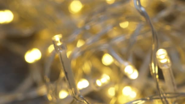 关闭金黄色的圣诞花环 装饰圣诞树 高质量的4K镜头 — 图库视频影像
