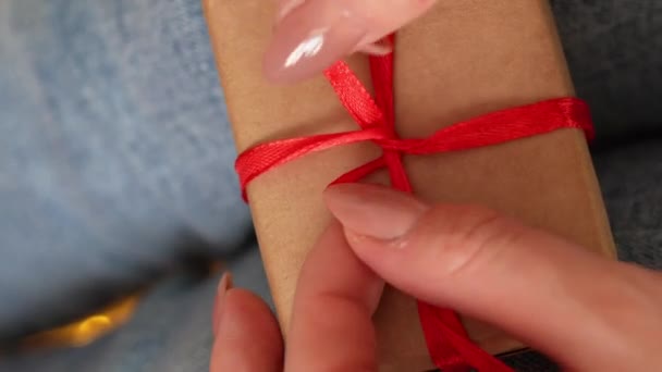 女人手里拿着红弓的小圣诞礼物 高质量的4K镜头 — 图库视频影像