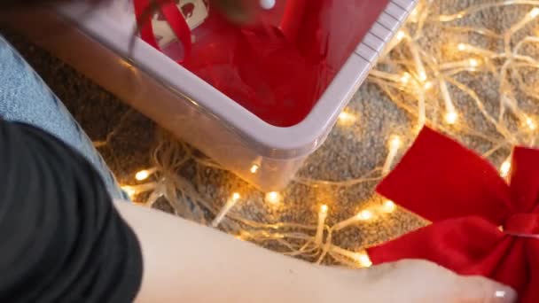Розпаковування Коробки Прикраси Будинку Підготовки Різдвяних Свят Високоякісні Кадри — стокове відео
