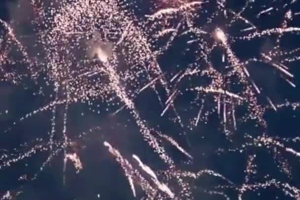 Feestelijk Sprankelend Vuurwerk Nacht Marine Blauwe Hemel Hoge Kwaliteit Fullhd — Stockvideo