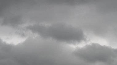 Bulutlu sonbahar gri gökyüzü arka planı, yağmurlu kötü hava. Yüksek kalite 4k görüntü