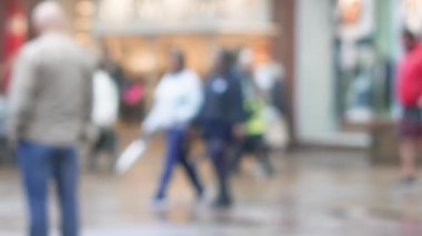 Şehrin işlek caddesinde yürüyen insanlarla dolu bulanık bir arka plan. Yüksek kalite 4k görüntü