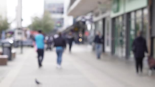 Şehrin Işlek Caddesinde Yürüyen Insanlarla Dolu Bulanık Bir Arka Plan — Stok video