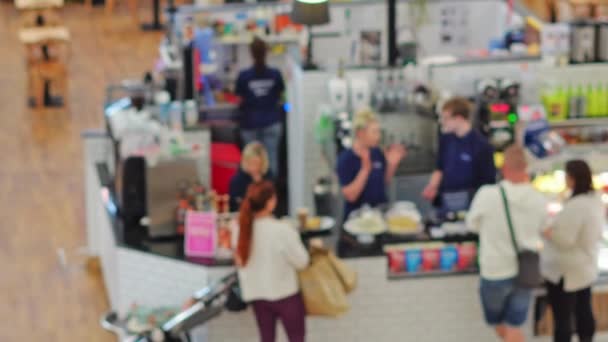 购物中心食品广场的背景模糊不清 高质量的4K镜头 — 图库视频影像